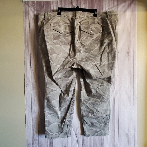 Torrid sz 26. Camo crop Ankle 27inseam. Stretch - Picture 4 of 6
